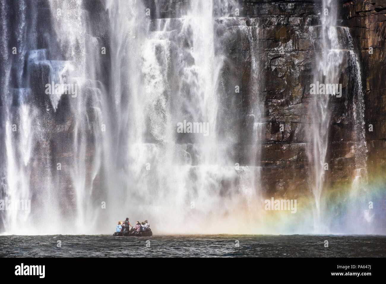 Un Zodiac avec vous sous le Roi George tombe dans le Kimberley, en Australie. Banque D'Images