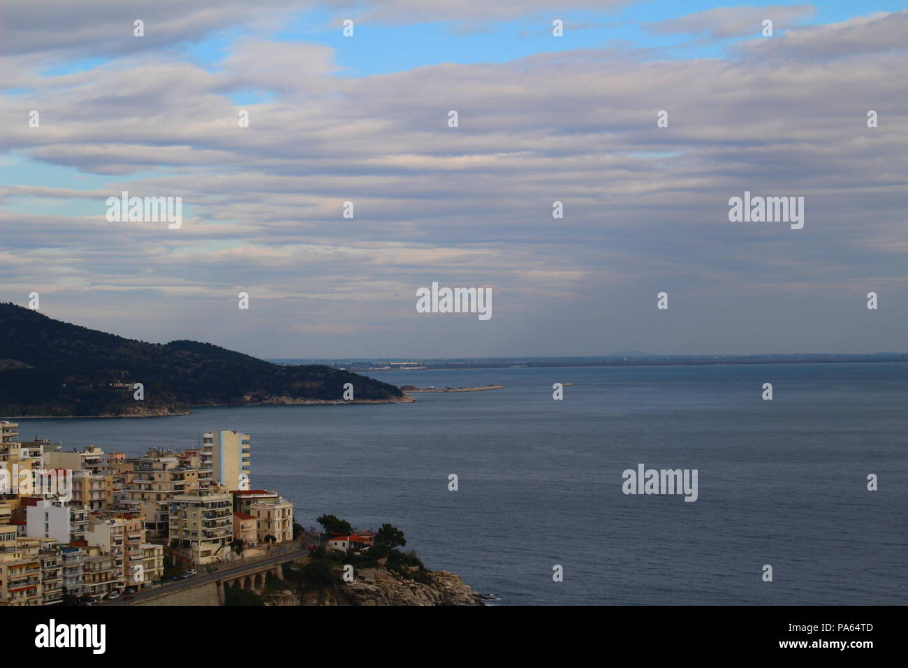 Une vue sur la mer Méditerranée à partir de Kavala, Grèce et le ciel nuageux au-dessus Banque D'Images