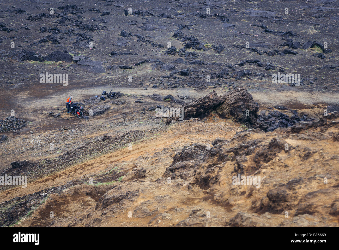 Vue de Valahnukur monter sur une rive de l'Atlantique Nord dans la région de Reykjanes UNESCO Global Geopark, péninsule du Sud, Islande Banque D'Images