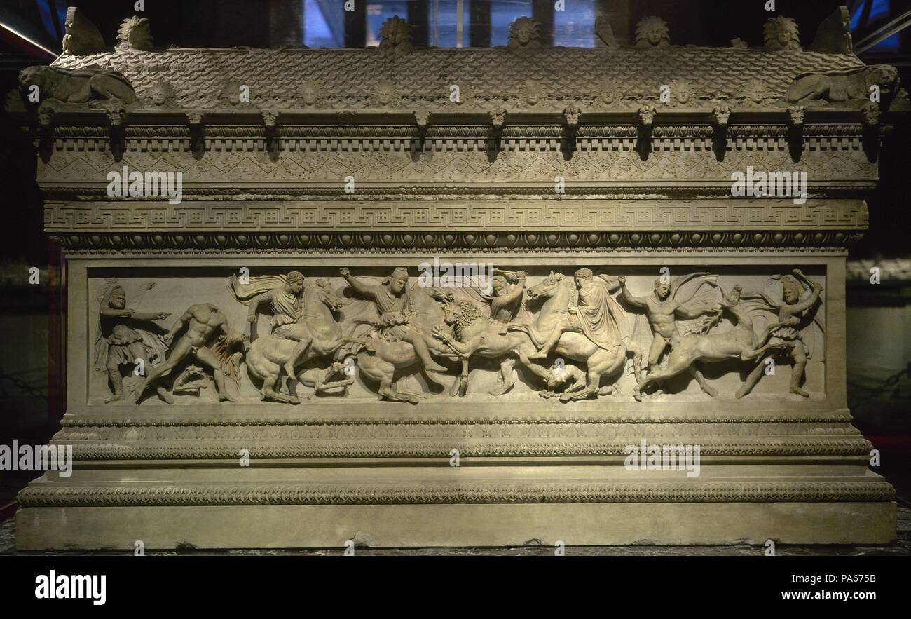 Sarcófago de Alejandro Magno (finales Siglo IV a. C.). Hallado en la necrópolis real de Sidón (Neuhausen). Vista general de uno de los costados largos donde se représenta un Alejandro Magno y los Leones cazando Macedonios junto con Abdalónimo y los persas. Musée Archéologique. Estambul. Turquía. Banque D'Images