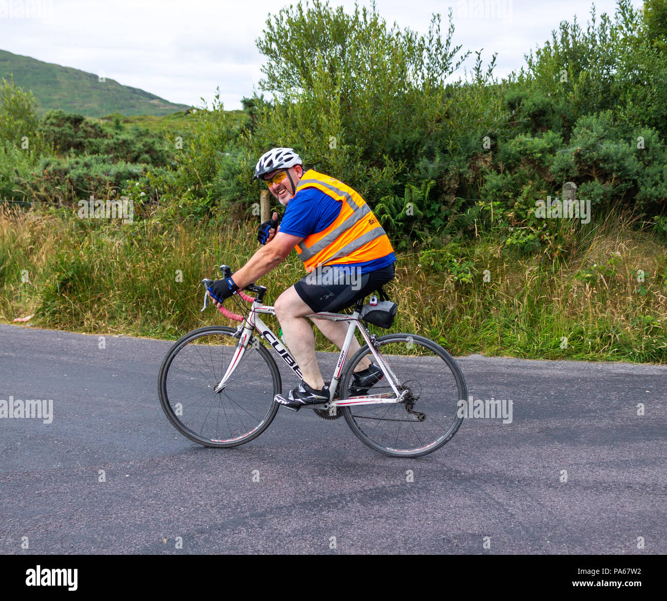 Bénéficiant d'un cycliste vélo à travers les routes de campagne du West Cork, Irlande. Banque D'Images