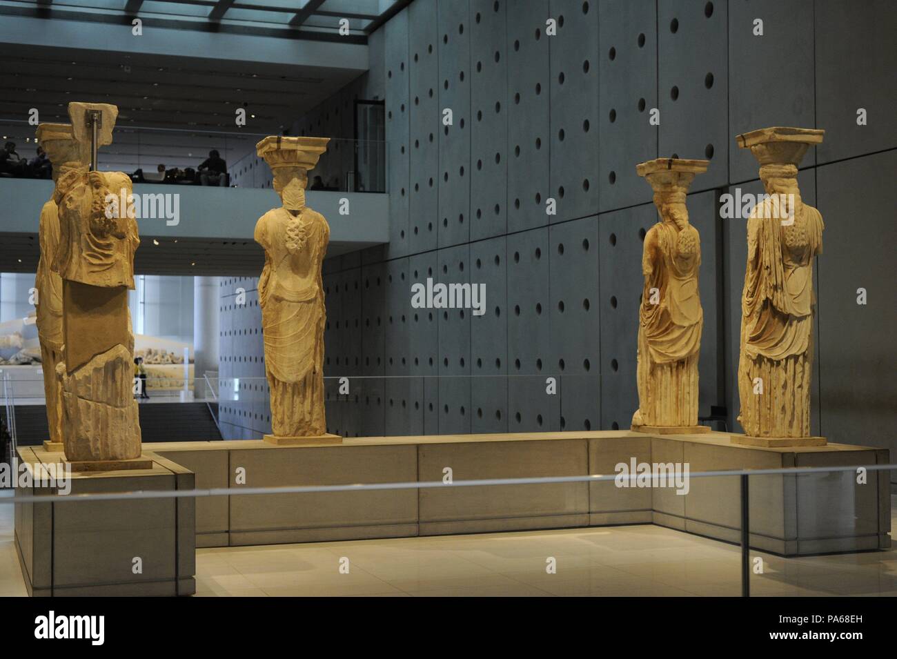 L'art grec à caryatide le porche de l'Erechtheion. Figures féminines drapées comme colonnes de soutien. Acropole d'Athènes, 421-407 BC. La Grèce. Musée de l'Acropole. Athènes. La Grèce. Banque D'Images