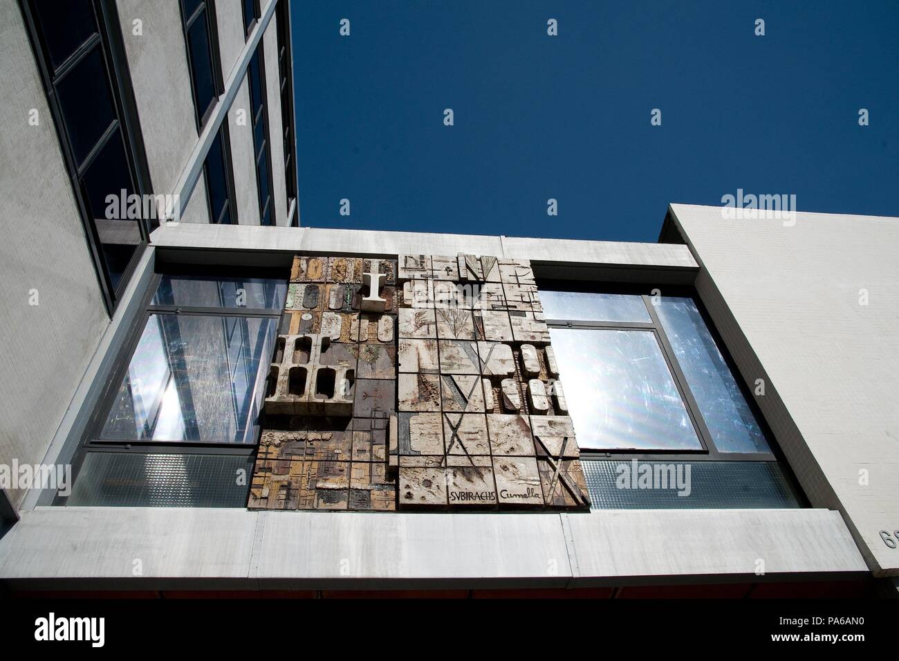 Josep Subirach ; Antoni Cumella / 'Les Dix Commandements', 1957-1958, plafond décoratif avec relief et polychrome, Faculté de droit, Barcelone, Barcelone, Catalogne, Espagne. Banque D'Images