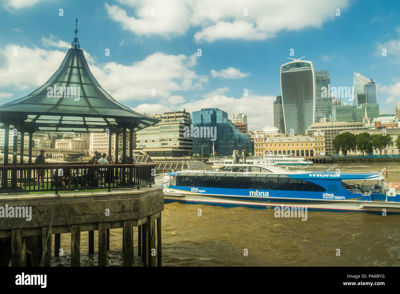 Bateaux de rivière sur la Tamise avec le 'talkie walkie' Skyscaper (qui abrite le Sky Garden) derrière Banque D'Images