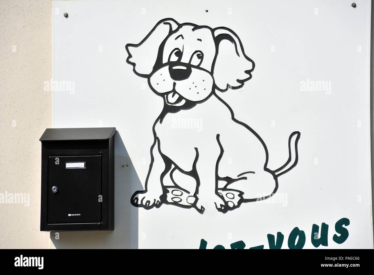 Caricature d'un petit chien sur un signe pour prendre un rendez-vous pour toiletter votre chien à un chien de coiffure à Béziers, France Banque D'Images