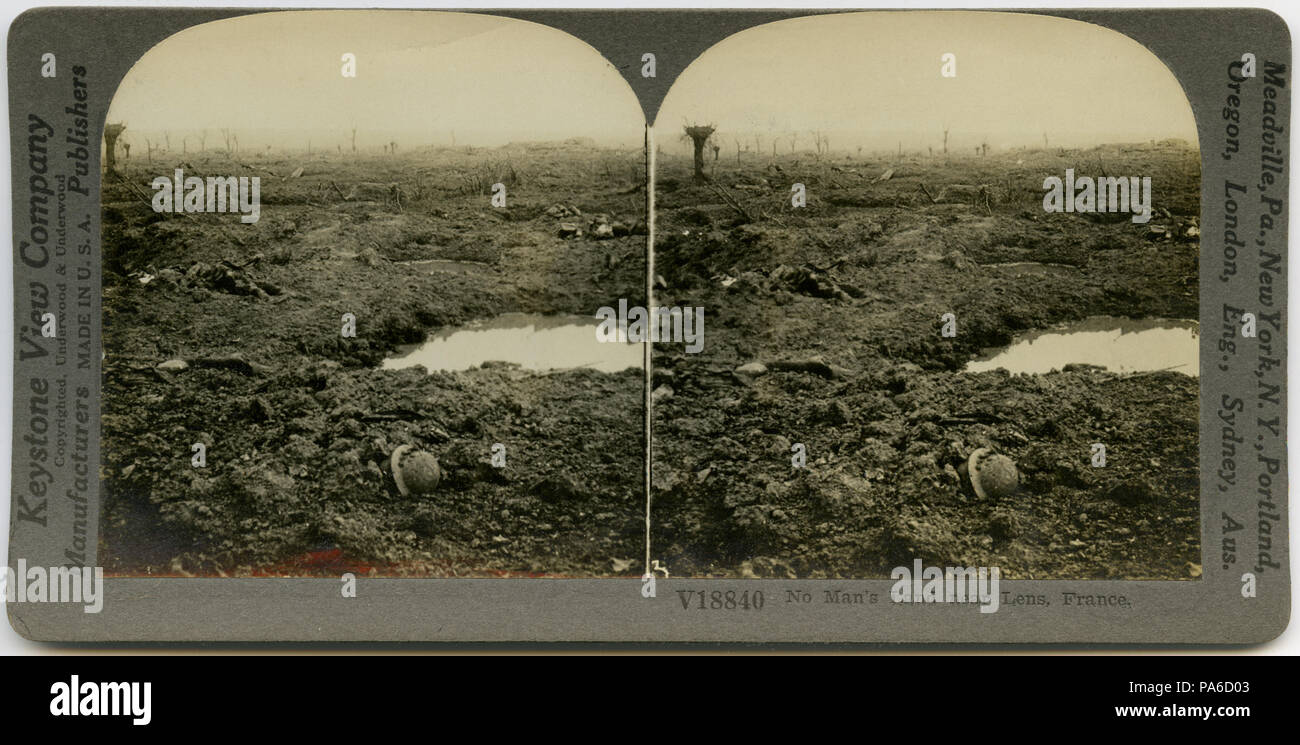 . Anglais : horizontale, stereocard sépia montrant un champ boueux, avec des débris éparpillés. Numéro de stéréogrammes Keystone V18840. Le titre se lit comme suit : 'No Man's Land près de Lens, France.' Title : 'No Man's Land près de Lens, France.' . entre vers 1914 et vers 1918 4 "No Man's Land près de Lens, France." Banque D'Images