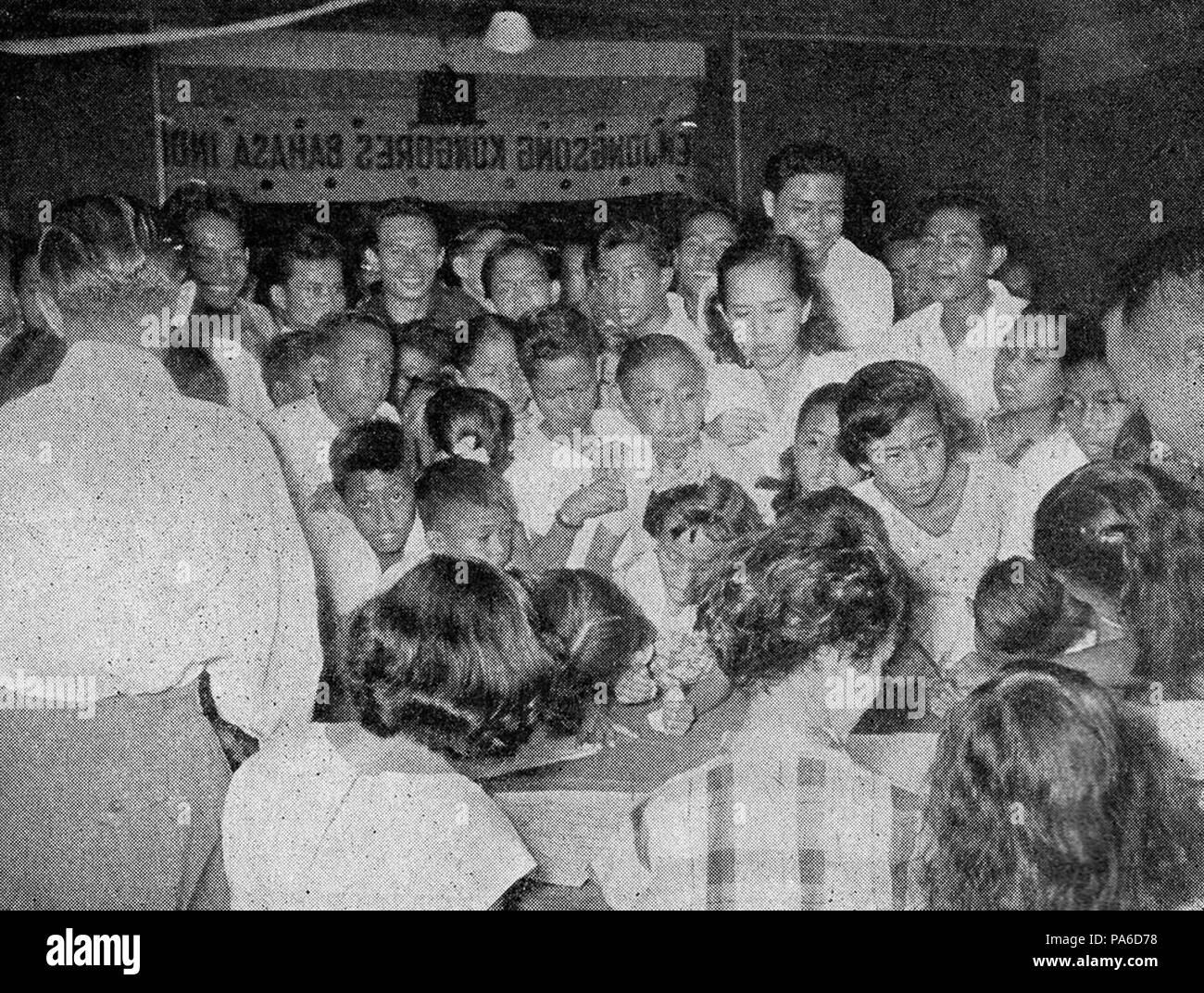 326 visiteurs s'inscrivant, dan Tambahan Pembetulan 1954 Indonésie Pekan Buku, p14 Banque D'Images