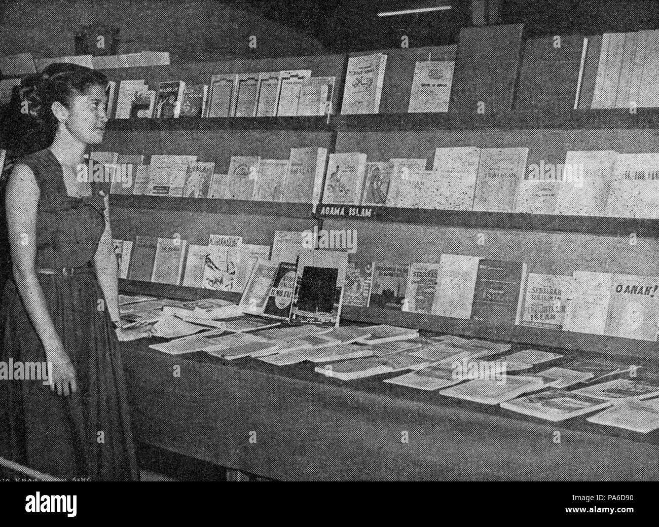 332 Femme avec des livres sur l'Islam, dan Tambahan Pembetulan 1954 Indonésie Pekan Buku, p71 Banque D'Images