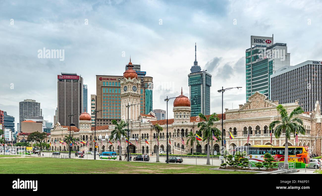 Kuala Lumpur, Malaisie - le 5 janvier 2018 : Le Sultan Abdul Samad building et bâtiments modernes autour de la place de l'indépendance à Kuala Lumpur, Malaisie Banque D'Images