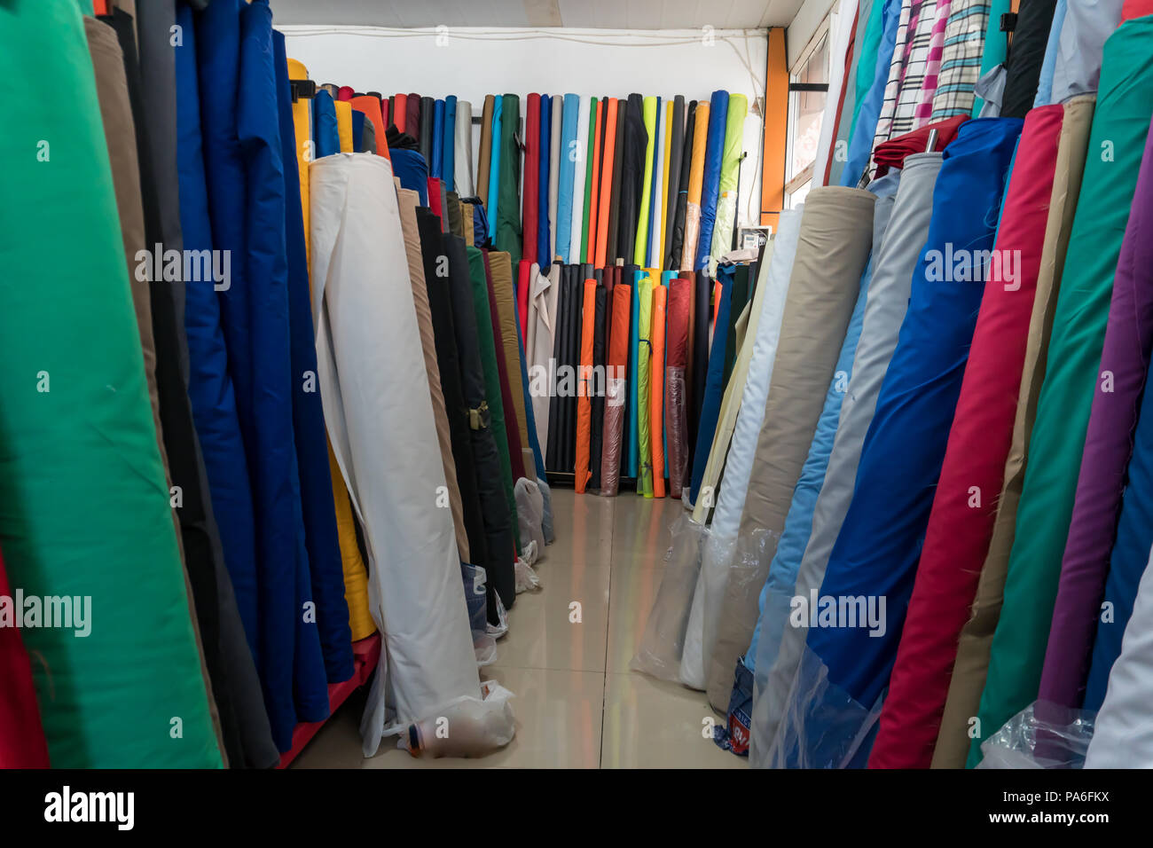 Rouleaux de tissus et textiles dans un magasin de textile de l'Est. Banque D'Images