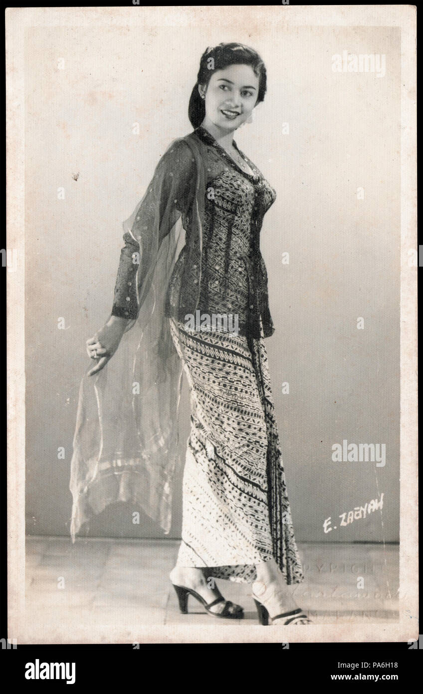 76 Portrait d Zaenah c 1955 (full body) - avant restauration Banque D'Images
