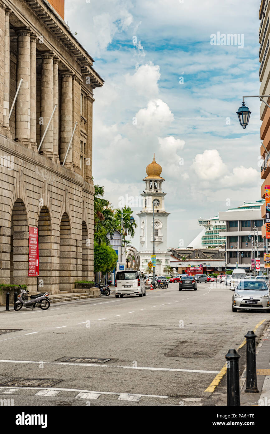 George Town, Penang, Malaisie - Dec 9, 2017 : la circulation autour de la tour de l'horloge du Jubilé, à Penang, Malaisie. Il est de style mauresque, à l'horloge, du Jubilé Banque D'Images