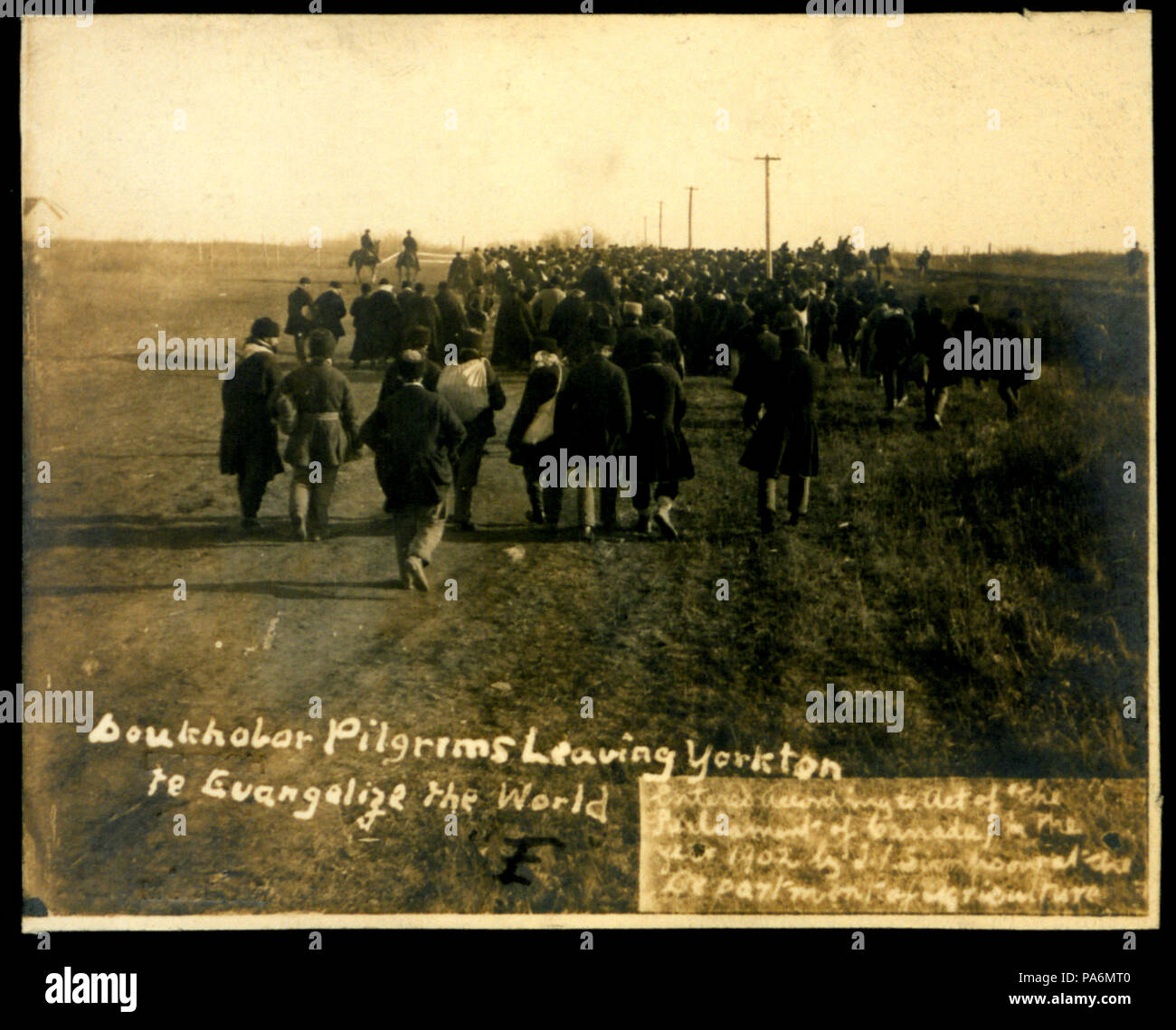 586 Pèlerins doukhobors quitter Yorkton pour évangéliser le monde (HS85-10-13523) Banque D'Images