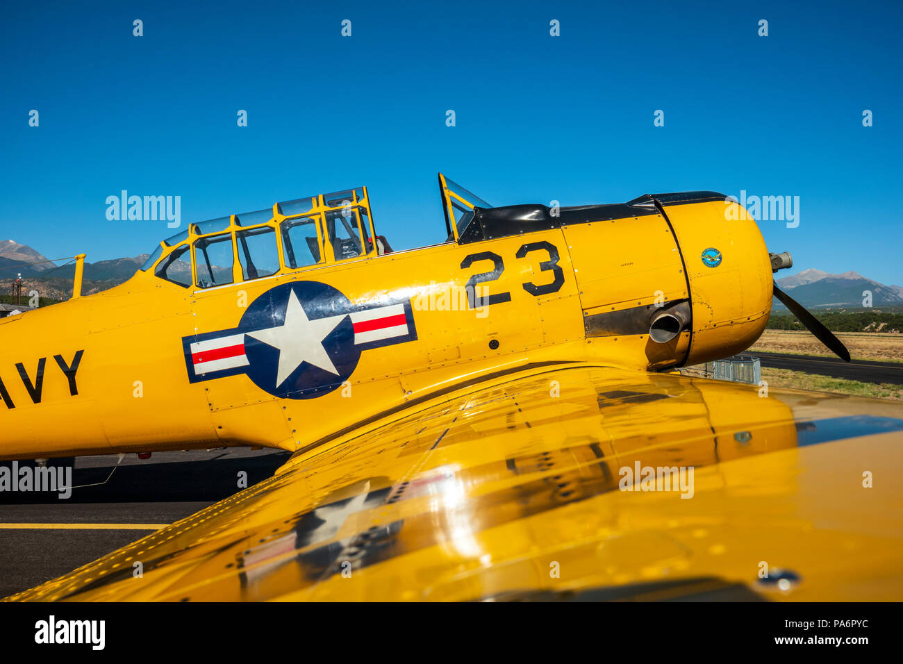 North American Aviation T-6 Texan ; SNJ-5 ; Harriett Alexander Field ; air show, Salida, Colorado, USA Banque D'Images