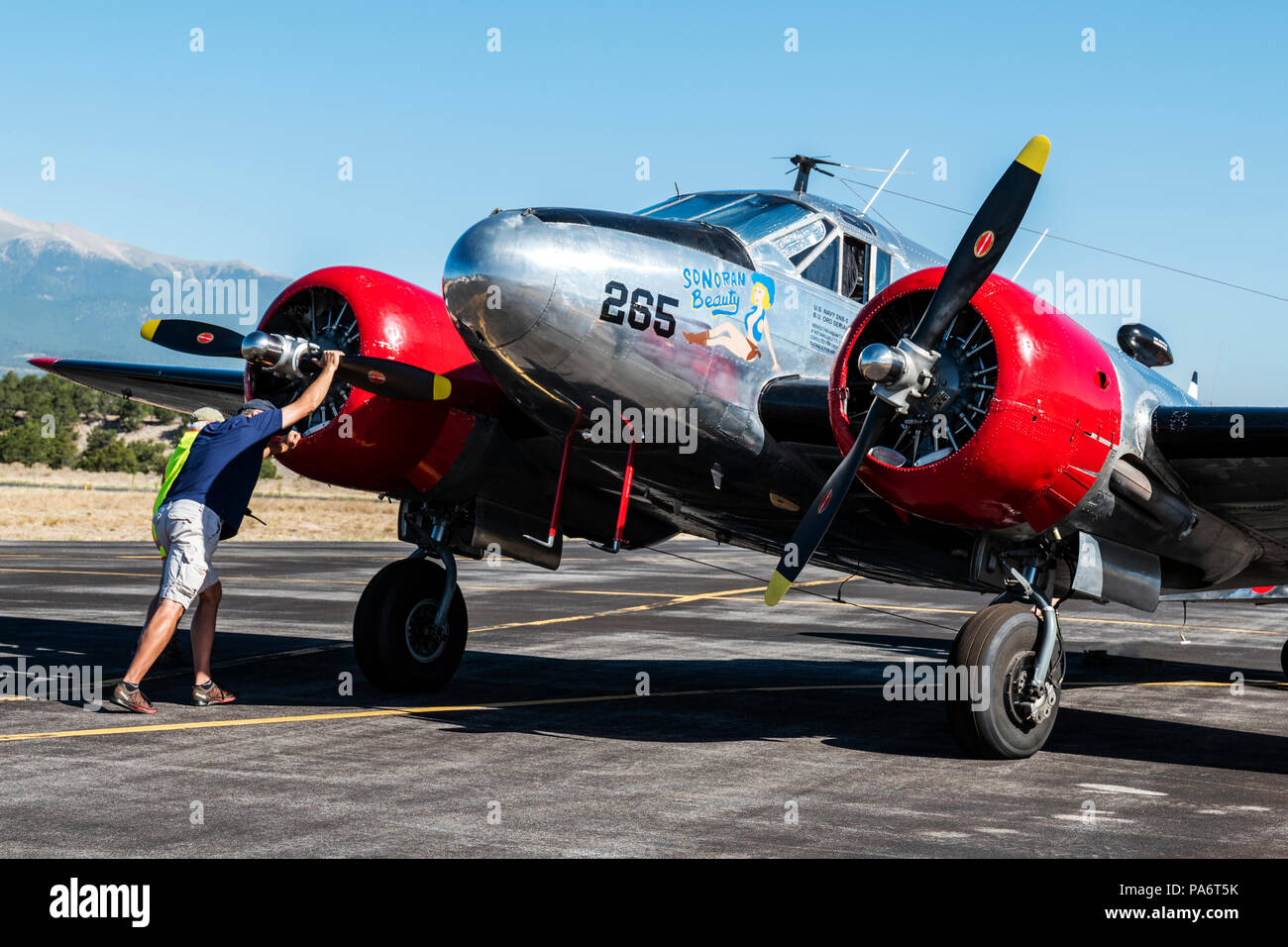 Beechcraft Model 18 ; Twin Beech ; UC-45J Navigator ; SNB-1 ; Kansas US Navy ; Salida fly-in et spectacle aérien ; Salida Colorado ; USA ; Banque D'Images