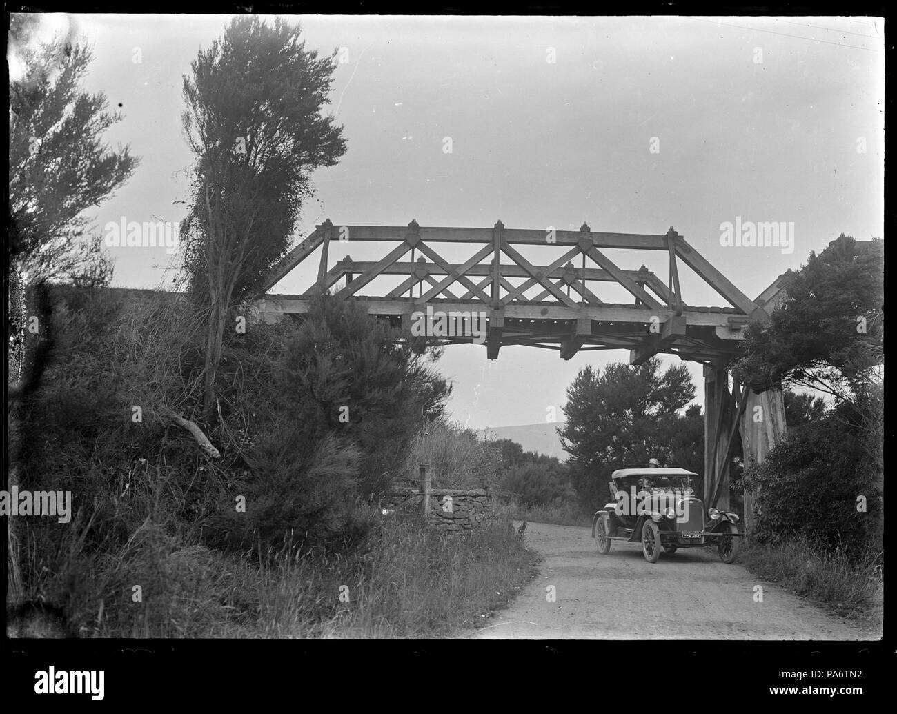 9 Un moteur Chevrolet voiture garée sous un pont de chemin de fer à travers le Waitati à Seacliff Road. 294026 ATLIB Banque D'Images
