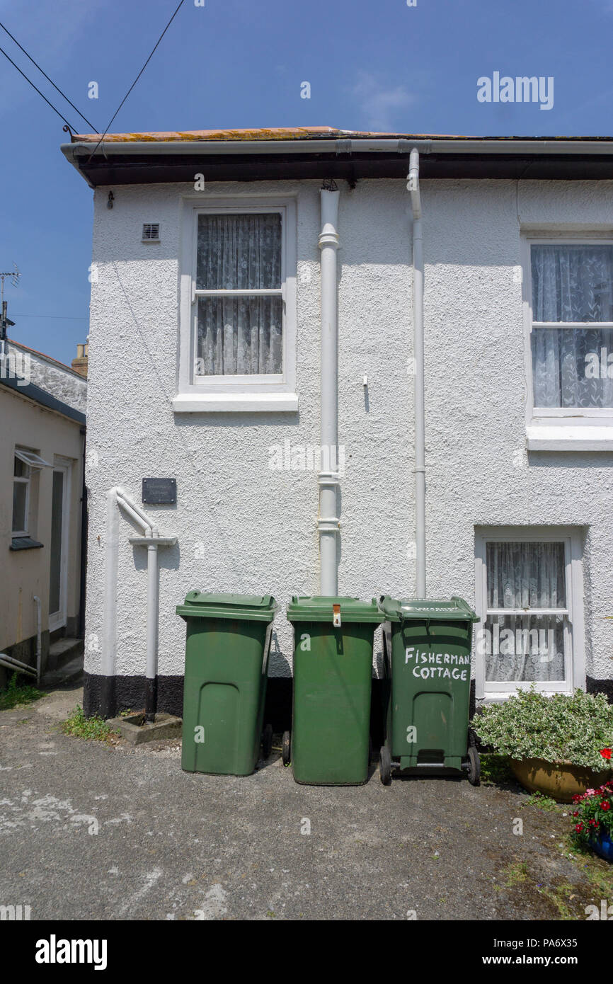 Wheelie bins à l'extérieur d'un chalet à Mousehole, Cornwall UK Banque D'Images