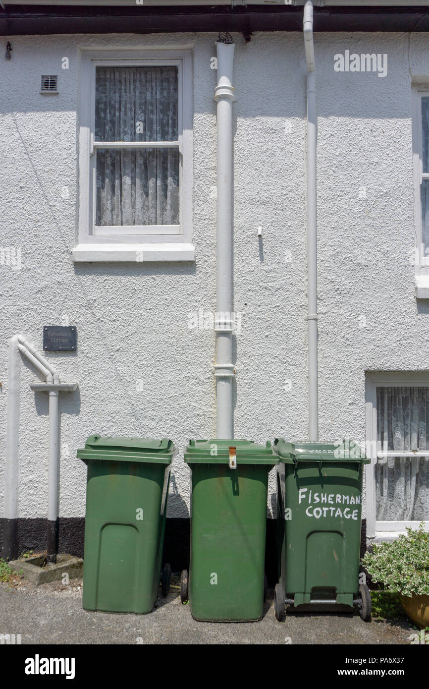 Wheelie bins à l'extérieur d'un chalet à Mousehole, Cornwall UK Banque D'Images