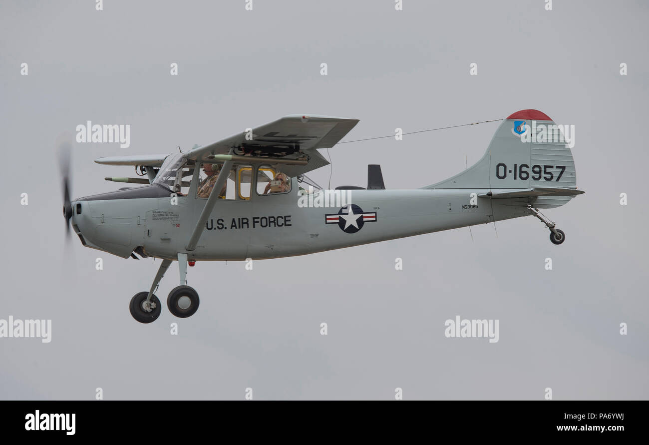 Farnborough, Hampshire, Royaume-Uni. 20 juillet, 2018. Dernière journée de la biennale Farnborough International Airshow 2018 Commerce FIA, généralement une journée de transition que les clients quittent en jets VIP et les membres du public arrivent à regarder l'accumulation pour le week-end public meeting aérien. Une variété d'appareils militaires plus âgés arrivent à prendre part à la fin de semaine, le vol et l'exposition statique, y compris un Cessna Bird Dog O1. Credit : Malcolm Park/Alamy Live News. Banque D'Images