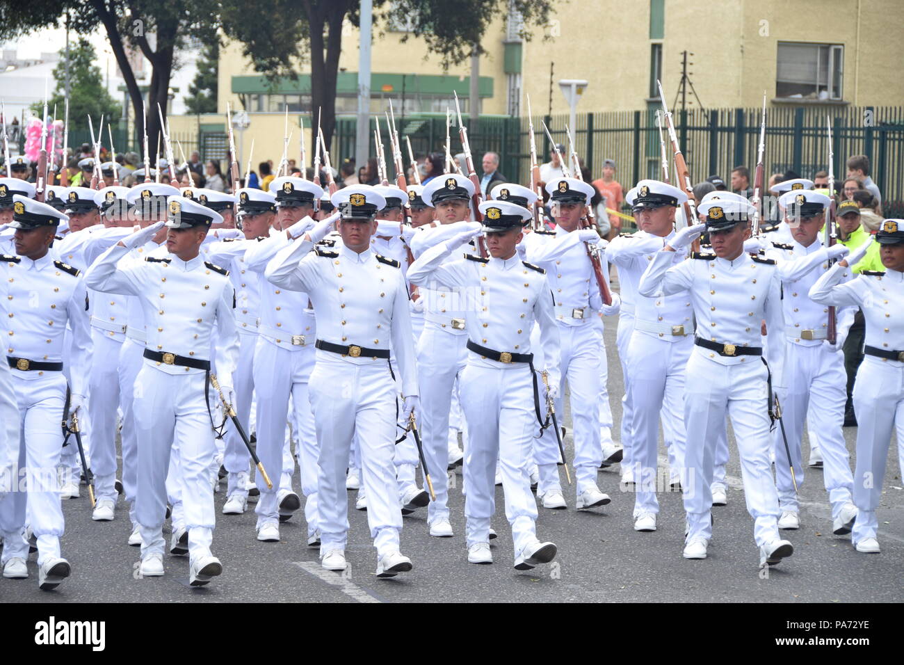 Bogota, Colombie.20 juillet 2018, Bogota, Colombie - les marches de la marine lors de la parade militaire de la fête de l'indépendance colombienne Crédit : James Wagstaff/Alamy Live News Banque D'Images