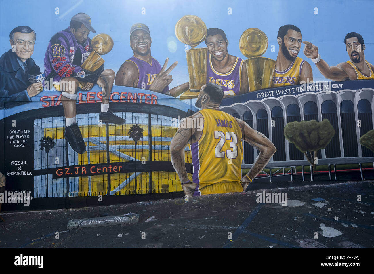 Los Angeles, Californie, USA. 20 juillet, 2018. Les gens prennent des photos d'une nouvelle murale dispose de LeBron James à la recherche jusqu'à l'ex-Los Angeles Lakers greats par artiste Gustavo Zermeno dans Los Angeles le 20 juillet 2018. Après un LeBron James murale a été vandalisé il y a quelques semaines à Los Angeles, un nouveau design a été créé qui affiche jusqu'à James à grands Lakers Kobe Bryant, Shaquille O'Neal, Magic Johnson, Kareem Abdul-Jabbar, Wilt Chamberlain et. Ringo : crédit Chiu/ZUMA/Alamy Fil Live News Banque D'Images