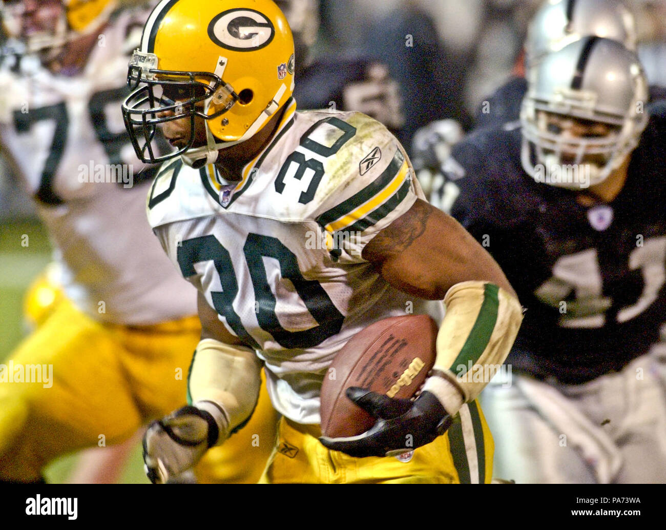 Oakland, Californie, USA. Dec 22, 2003. Green Bay Packers running back Ahman Green (30) le lundi 22 décembre 2003, à Oakland, Californie. Les Packers défait les Raiders 41-7. Crédit : Al Golub/ZUMA/Alamy Fil Live News Banque D'Images