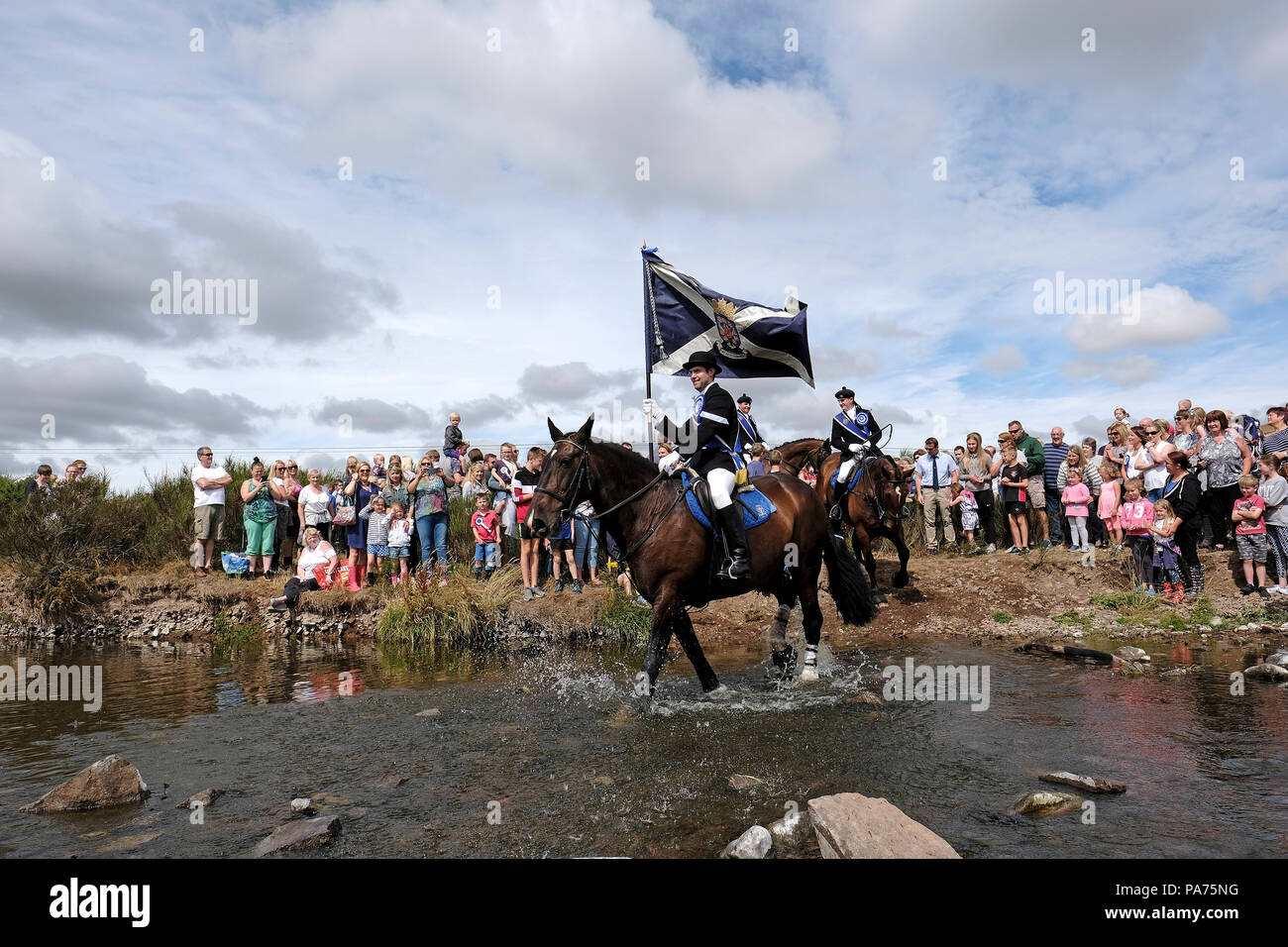 KELSO, ÉCOSSE - 21 juillet : Kelso Semaine civique - at Yetholm Rideout Sean Crochet, Laddie Kelso avec sa gauche et droit des hommes, Ian Whellans (2016) et Craig Logan Laddie (2017) suivie de Laddie plus de 200 chevaux et cavaliers à l'eau, au cours de l'Bowmont at Yetholm Rideout partie de Kelso Semaine civique, un festival annuel, au cours de la saison de conduite commune des Scottish Borders. Le 21 juillet 2018 à Kelso. (Photo de Rob Gray / offres de crédit) : Rob Gray/Alamy Live News Banque D'Images