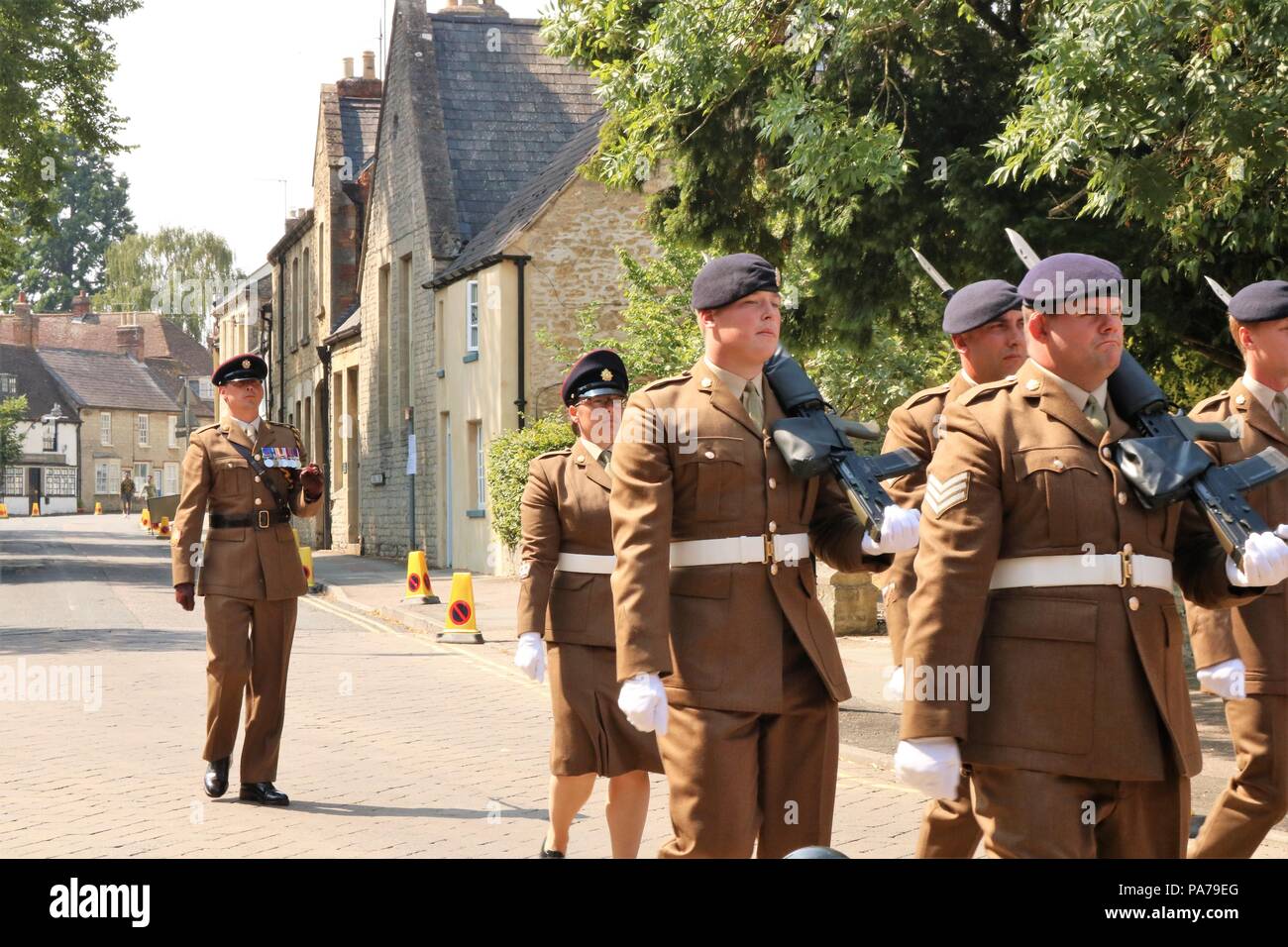 , Bicester Oxfordshire, UK 21.07.2018 - 1 Regiment RLC accordé la liberté d'entrée en Bicester, la plus haute distinction civile qui puisse être accordée sur une unité militaire. Le régiment exercé leur "liberté" de mars à la ville de la place du marché, avec des épées tirées, baïonnettes aux canons, tambours battants, drapeaux et groupes jouant. Credit : Michelle Ponts/Alamy Live News Banque D'Images