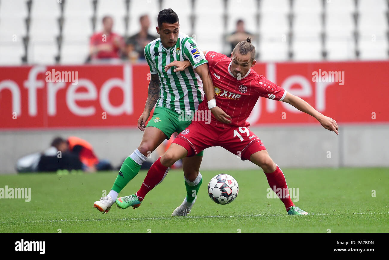 Essen, Allemagne. 21 juillet, 2018. Matches de football : Tournoi de blitz International, au poste d'Essen, Essen, finale poste vs Real Betis : Betis' Sergio Leon (L) et Essen's Kevin Freiberger en lice pour le ballon. Credit : Ina Fassbender/dpa/Alamy Live News Banque D'Images