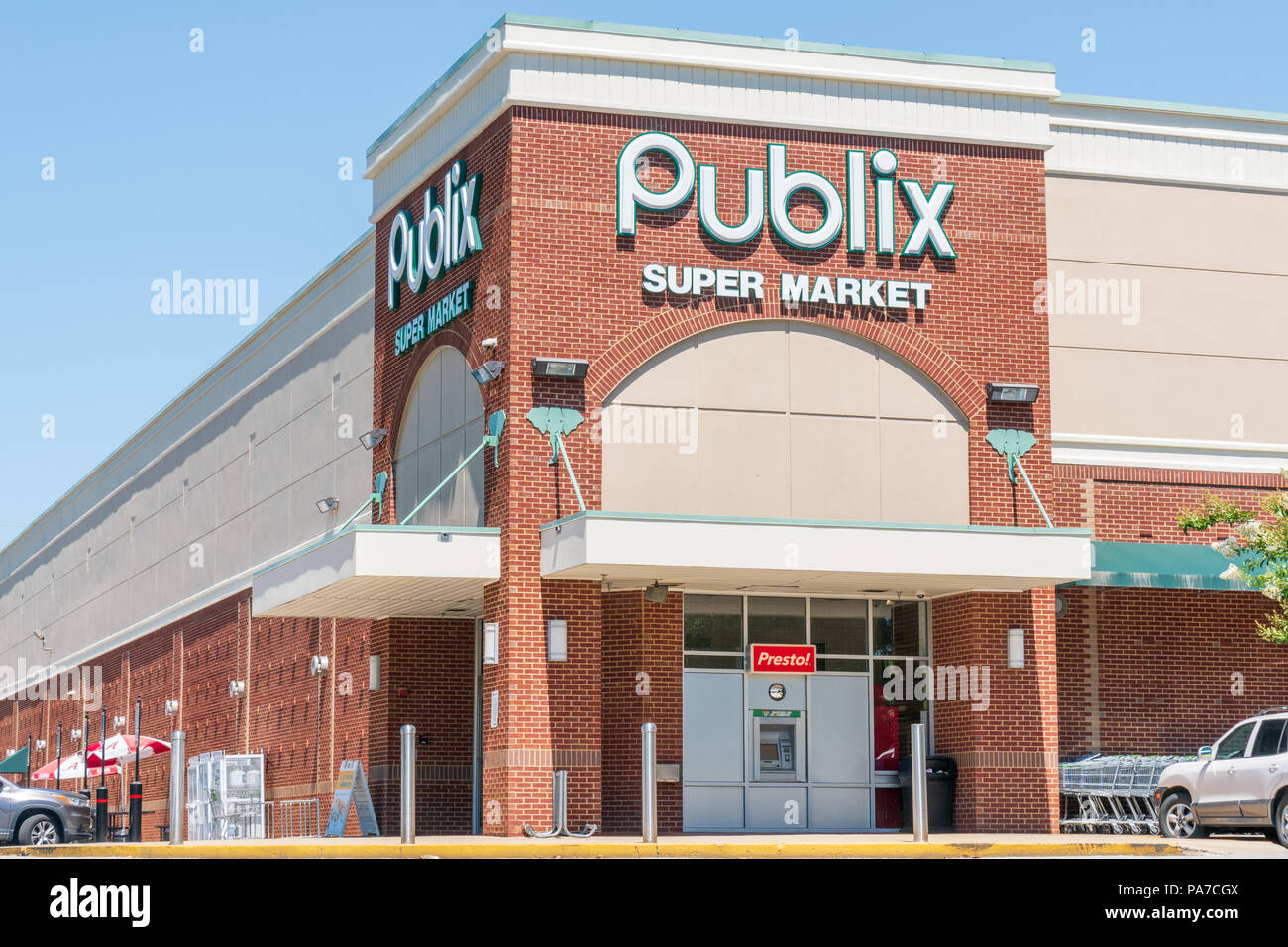 TUSCALOOSA, AL/USA - 6 juin 2018 : épicerie Publix extérieur et logo. Banque D'Images