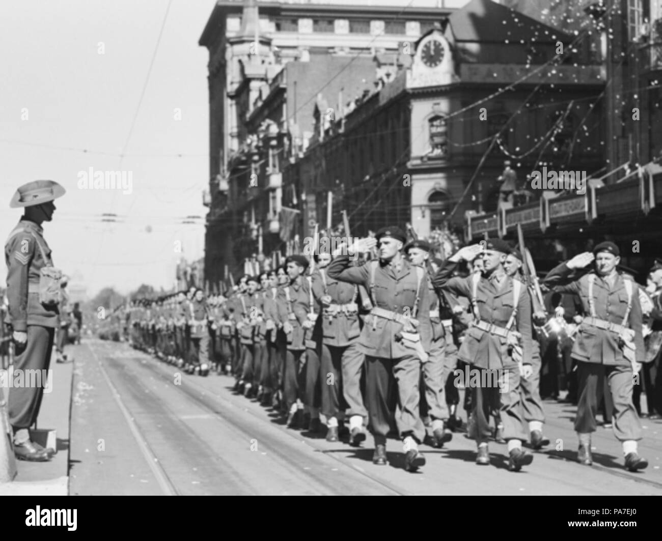 300 soldats du 9e régiment de cavalerie divisionnaire en passant le point de salut pendant un Mars à Melbourne en mars 1943 Banque D'Images