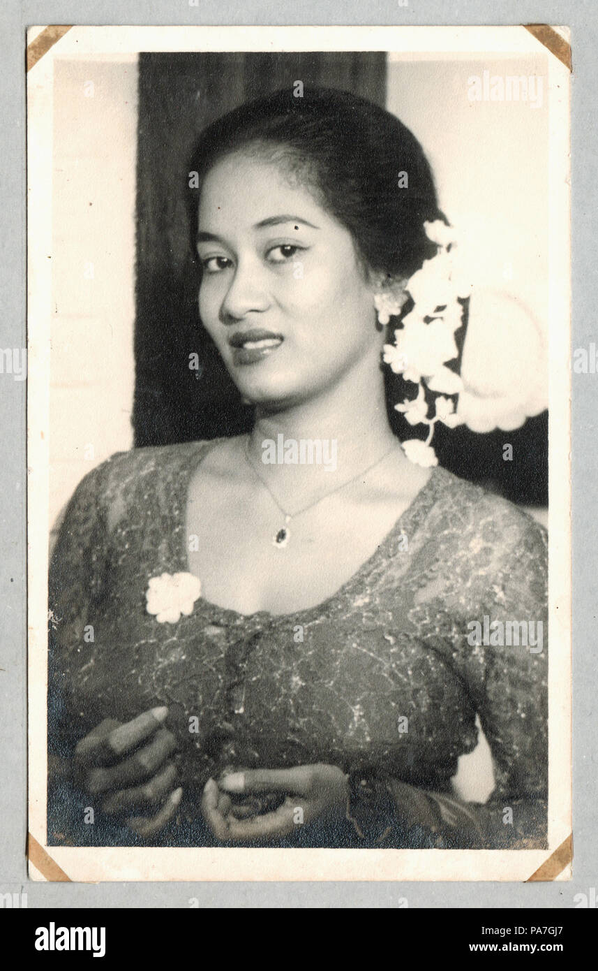 Nurnaningsih 186 headshot, ch. 1955 - avant restauration Banque D'Images