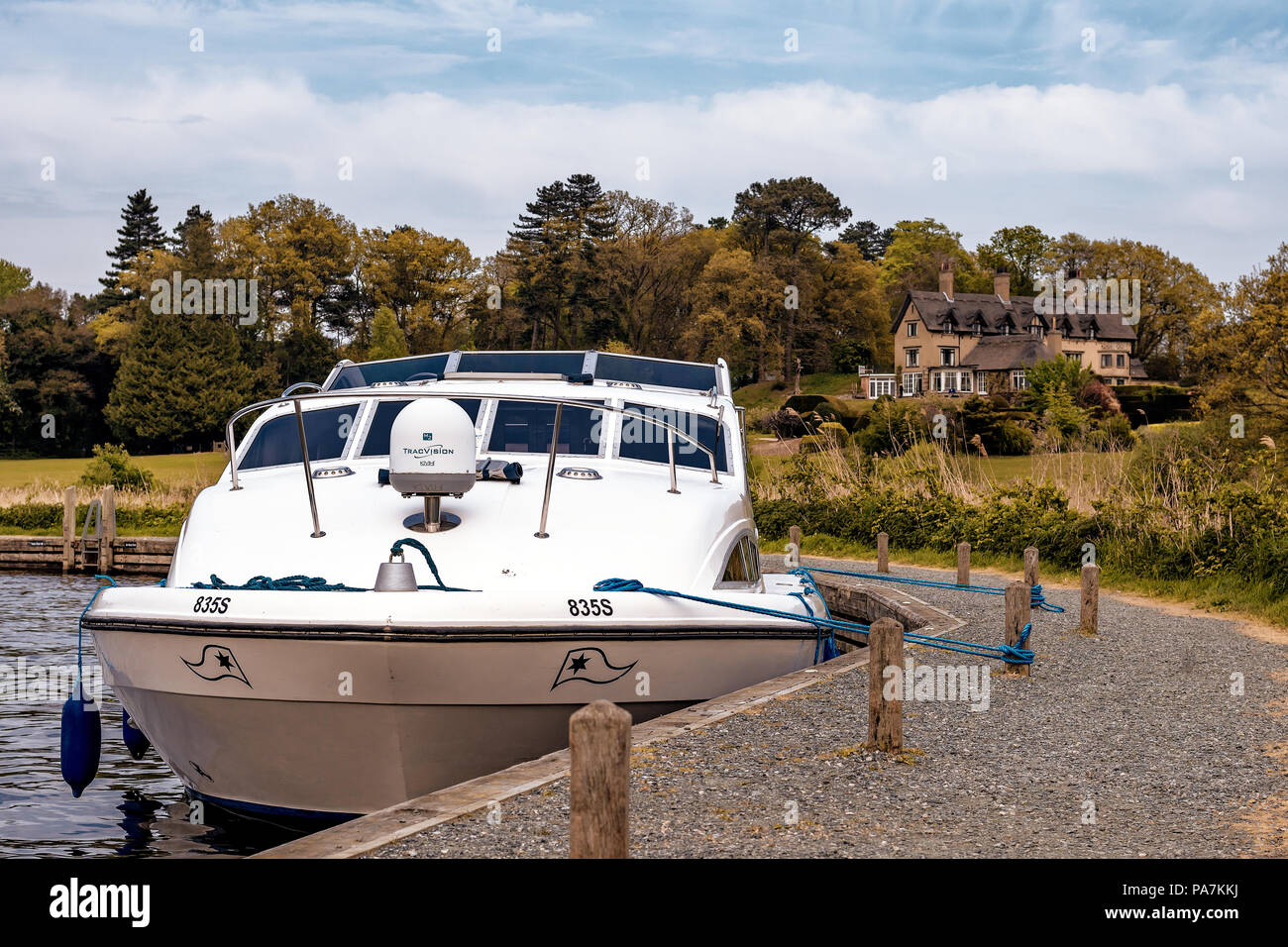 Loisirs Broadland bateau amarré à la façon Staithe Hill Norfolk, Royaume-Uni. Banque D'Images