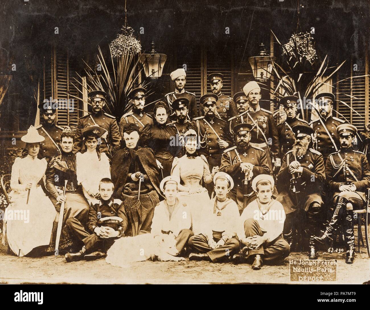 Les membres de la famille Romanov à l'été de manœuvres militaires dans la région de Krasnoye Selo. Musée : collection privée. Banque D'Images