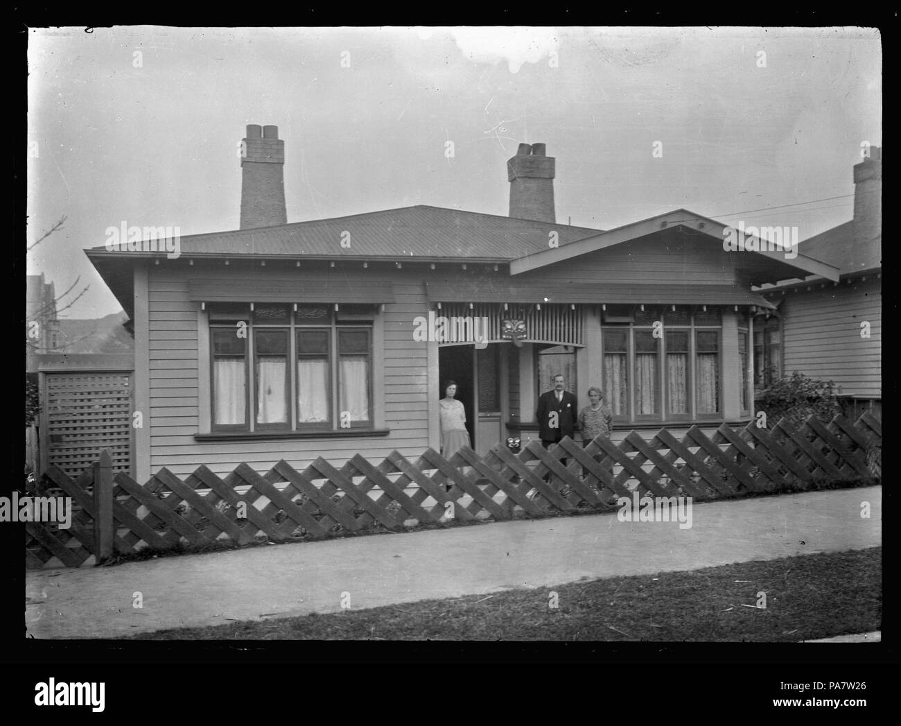 15 Albert Percy Godber, sa femme Laura, et leur fille Phyllis à l'extérieur de leur maison à Dunedin. 291960 ATLIB Banque D'Images