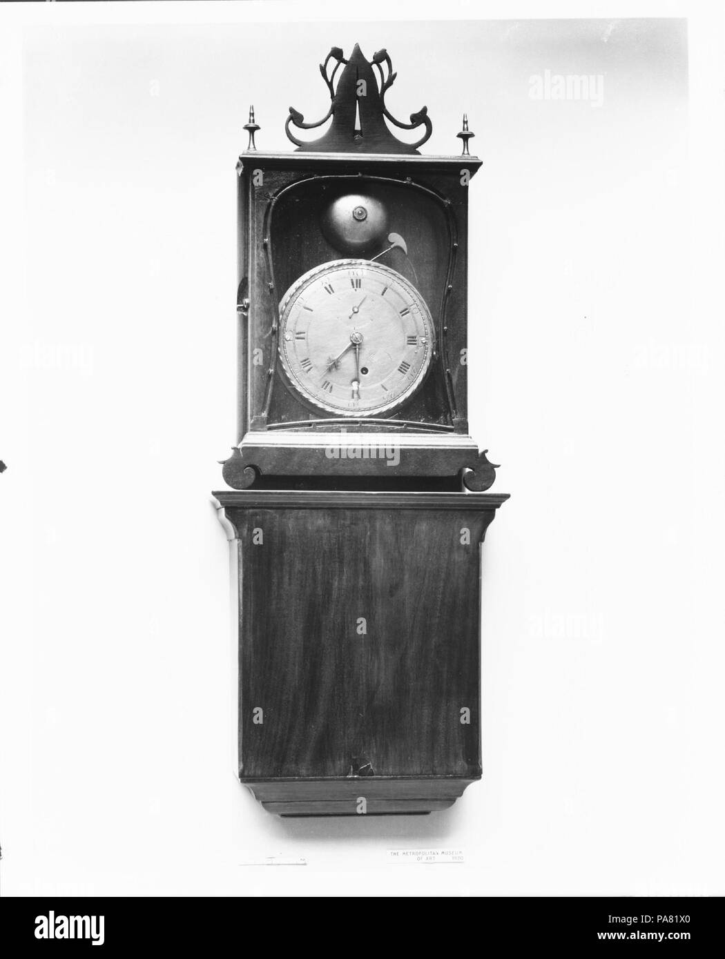 Horloge murale. Culture : L'Américain. Dimensions : 23 1/2 x 8 7/8 x 3 in. (59,7 x 22,5 x 7,6 cm). Bouilloire : Aaron Willard (1757-1844). Date : 1772-82. Musée : Metropolitan Museum of Art, New York, USA. Banque D'Images