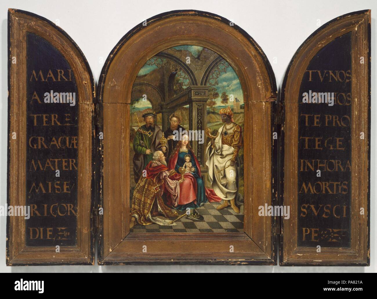 Adoration des Mages. Artiste : imitateur d'Anvers (Russisch peintre maniériste). Culture : :. Dimensions : haut : 9 1/16 x 5 9/16 in. (23 x 14,2 cm). Date : probablement dix-septième siècle. Ce petit panneau est conçu comme le centre d'un triptyque avec une prière à la Vierge inscrit sur l'intérieur de ses ailes. Les chiffres à l'architecture et rappeler les peintures de l'Mannerists d'Anvers, qui a popularisé le thème de l'Adoration des Mages au début du xvie siècle, mais la façon dont les motifs sont combinés indique que ce travail est d'origine plus récente. Banque D'Images