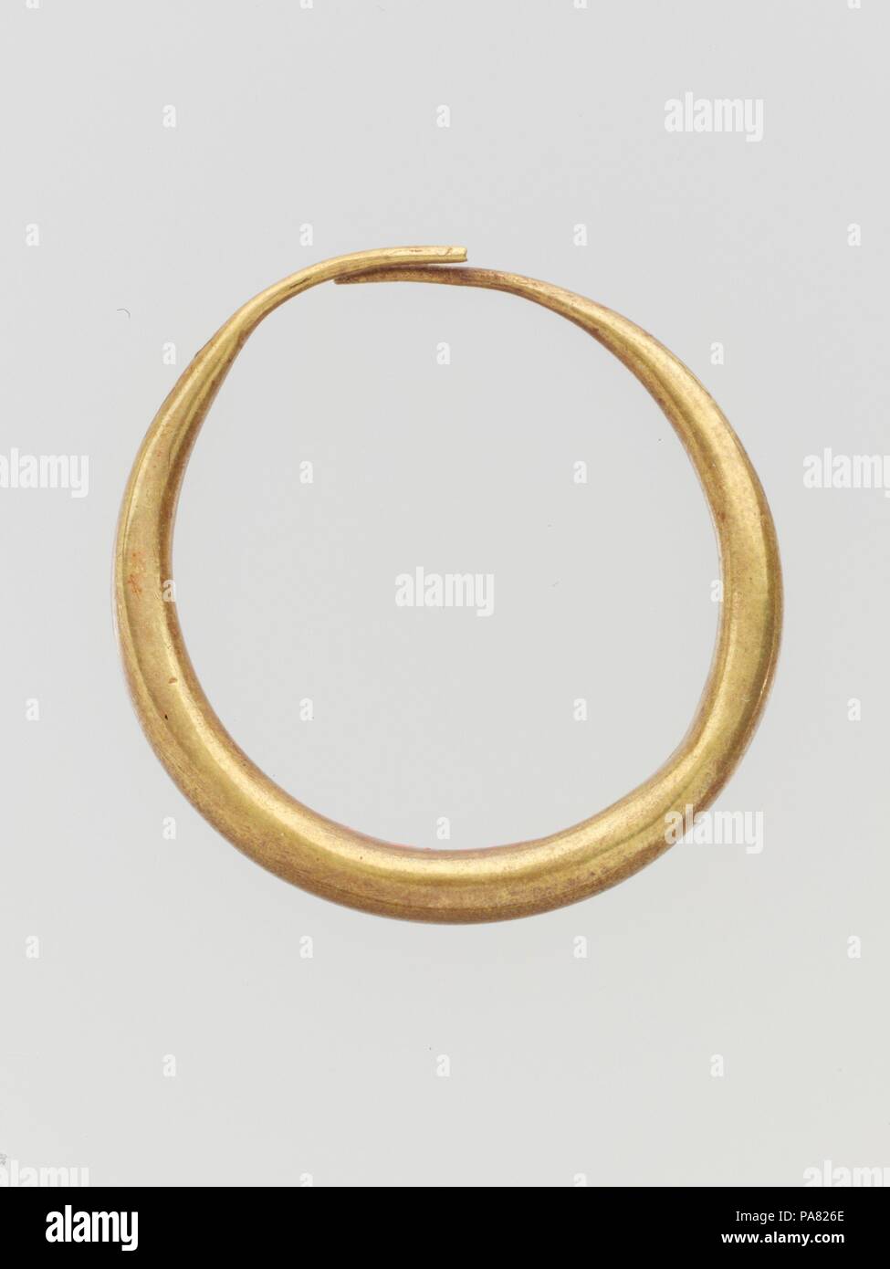 Annulaire d'or d'oreille. La culture chypriote :. Dimensions : Diamètre 1 5/16 in. (3,4 cm). Date : ca. 1600-1050 av. J.-C.. Earring de forme simple. Musée : Metropolitan Museum of Art, New York, USA. Banque D'Images