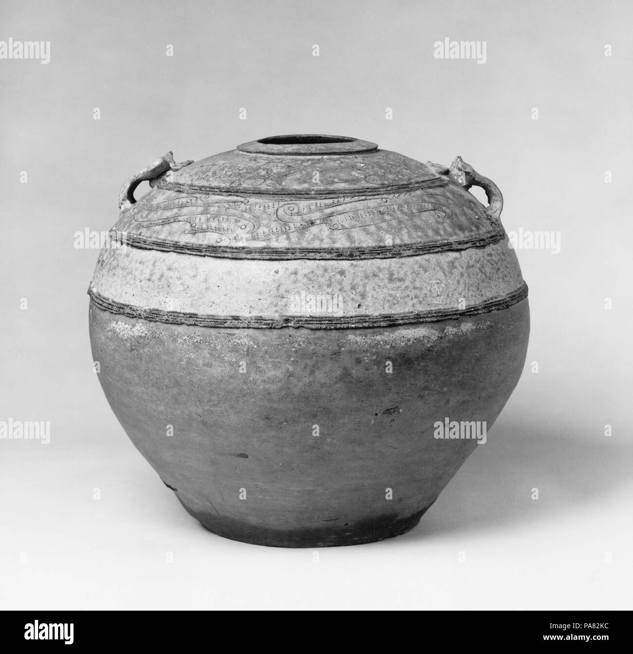 Jar. Culture : la Chine. Dimensions : H. 12 in. (30,5 cm). Date : premier siècle avant J.-C.. Musée : Metropolitan Museum of Art, New York, USA. Banque D'Images