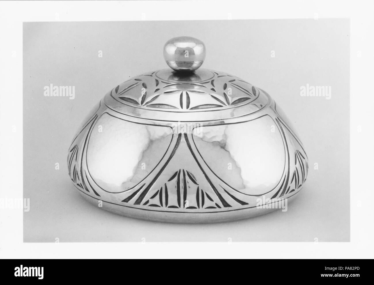 Fort. Culture : L'Américain. Dimensions : hors tout : 2 1/2 x 3 7/8 in. (6,4 x 9,8 cm) ; 5 oz. 11 tpl. (171,9 g) Corps : H. 1 1/2 in. (3,8 cm) ; 4 oz. 2 tpl. (127,6 g) Couverture : H. 1 1/8 in. (2,9 cm) ; Diam. 2 5/8 in. (6,7 cm) ; 1 oz. 8 tpl. (44,3 g). Bouilloire : Robert R. Jarvie (Américain, 1865-1941). Date : 1916. Jarvie a quitté son poste de fonctionnaire dans le service de transport de Chicago pour ouvrir l'Jarvie shop en 1904. Début en 1912, il a été invité à concevoir des prix pour le bétail montre organisé chaque année dans et autour de Chicago. Ce couvert fort, qui reflète son intérêt pour les formes et motif Banque D'Images