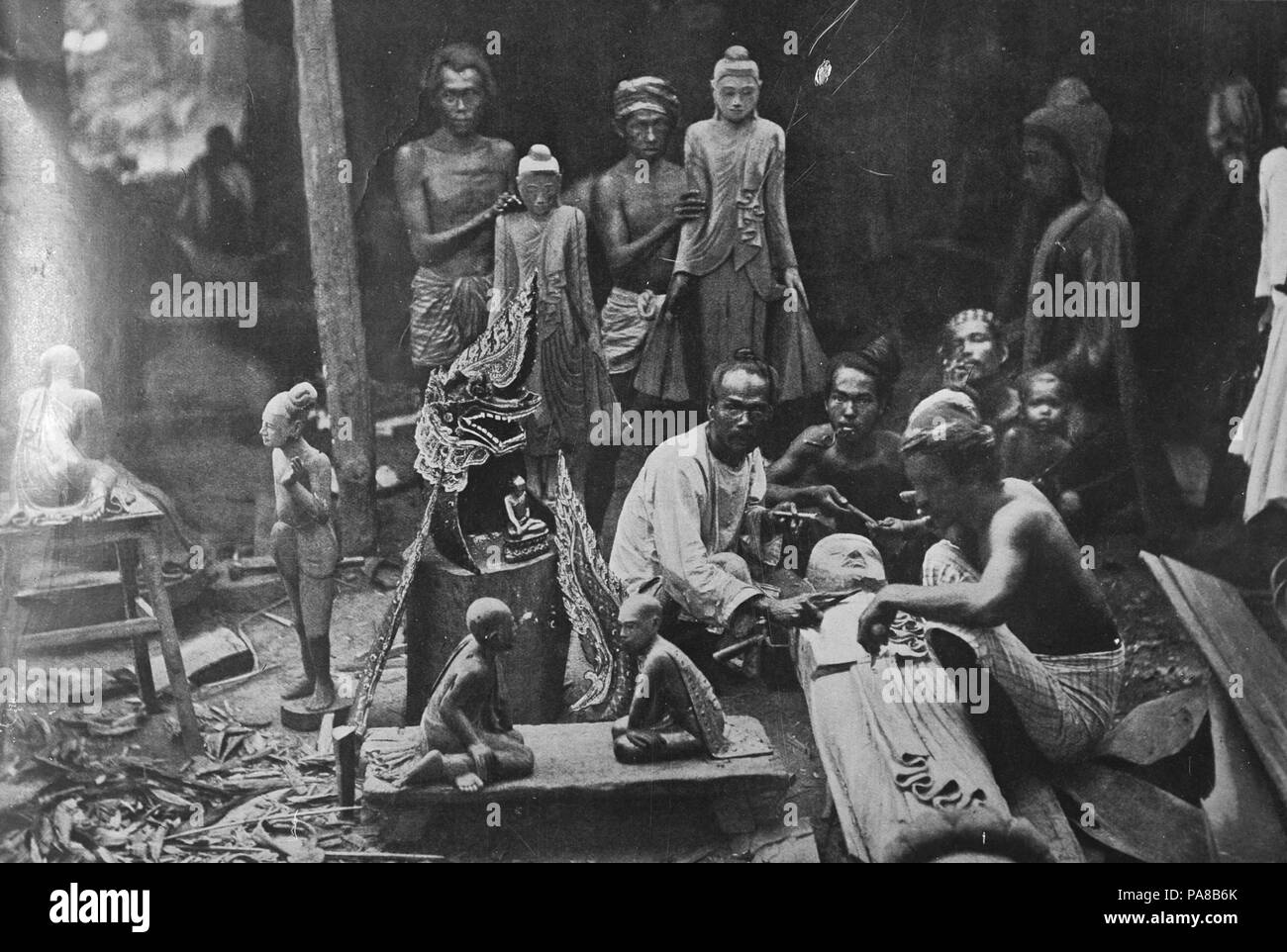 Sacré de Birmanie 43 images saintes, montrant des sculptures bouddhiques et artistes ATLIB 296768 Banque D'Images