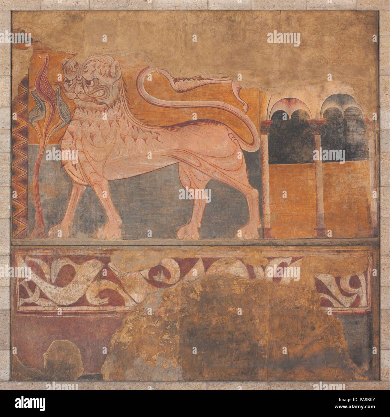 Lion. Culture : l'espagnol. Dimensions : hors tout : 10 ft. 11 in. x 11 pi. (332,7 x 335,3 cm) dans l'ensemble (panneau supérieur) : 83 x 132 in. (210,8 x 335,3 cm) dans l'ensemble (panneau du bas) : 48 x 132 in. (121,9 x 335,3 cm). Date : après 1200. En présentant ce lion avec ses muscles tendus, sa fourrure debout sur fin, et son regard intense, l'artiste a fait part de la puissance de ce grand chat hargneux. Bêtes médiévale, réels ou imaginaires, sont souvent empreints de signification symbolique, puisqu'ils sont dans les fables d'aujourd'hui. Il n'est pas toujours possible, cependant, de reconstruire leur intention spécifique dans un monument donné, et ces bêtes Banque D'Images