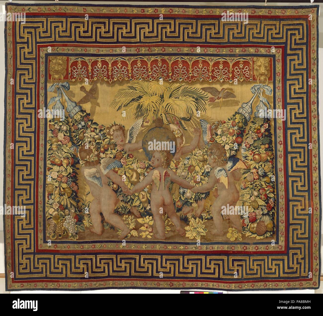 Six Putti dansant autour d'un globe et d'un Palm à partir d'un ensemble de l'giochi di Putti. Artiste : Caricature de Tommaso Vincidor (Tommaso di Andrea) italien (Bologne, ca. 1517-ca. 1536 Breda ( ?)). Culture : L'Italien, Rome. Designer : Conception attribué à Giovanni da Udine (Giovanni dei Ricamatori (Italien), Udine Rome 1487-1564) ; l'adaptation d'un design by Raphael (Raffaello Sanzio ou Santi) (Italien, Urbino 1483-1520 Rome). Dimensions : 102 x 108 L. W. dans. (259 x 274 cm). Manufacture : Probablement tissés dans la Manufacture Barberini. Date : ca. 1635. Cette tapisserie a été une fois partie d'un 8-pièces ensemble représentant Gioc Banque D'Images