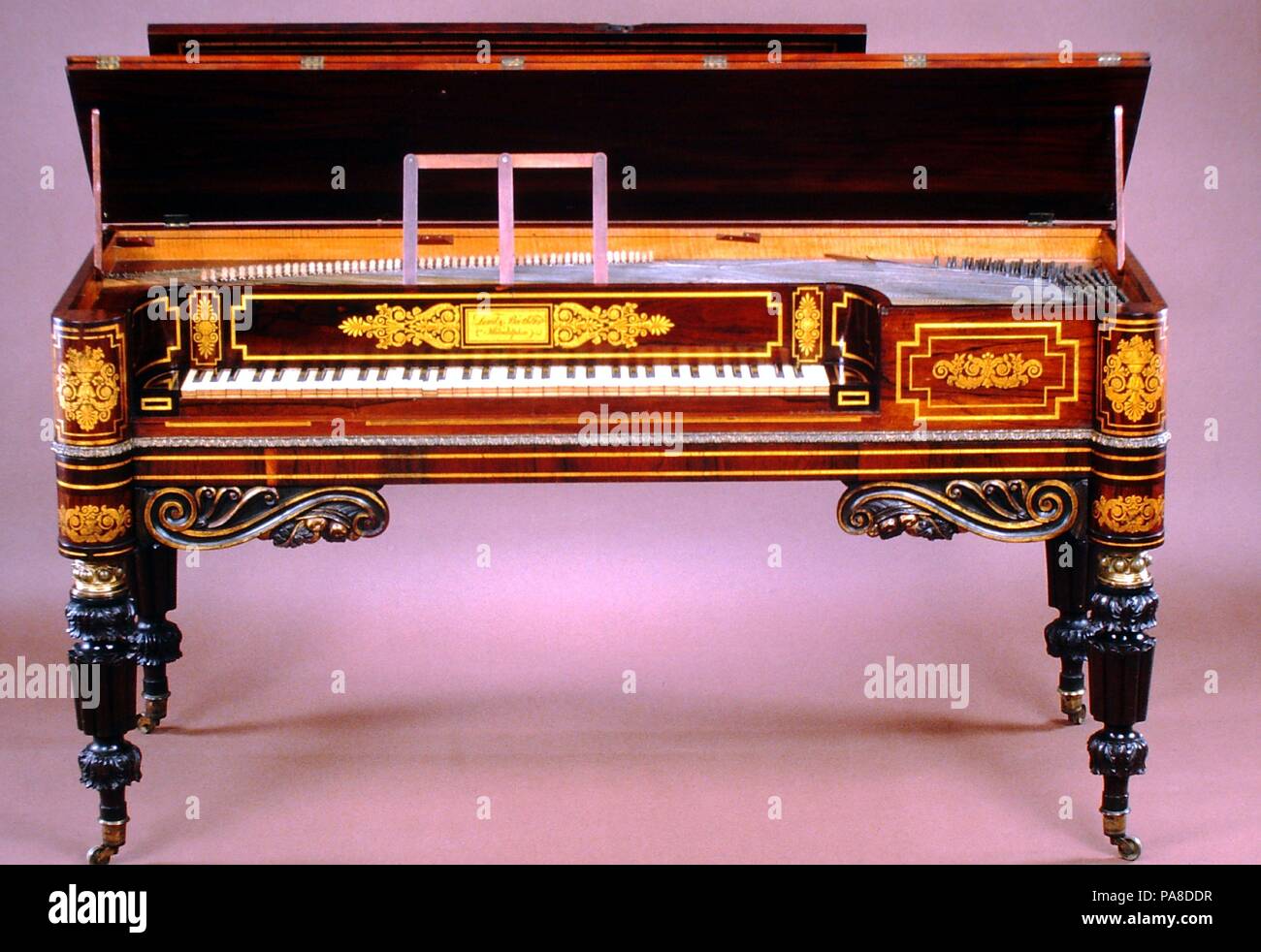 Piano carré. Décorateur : David T. Moore , cas bouilloire. Dimensions : largeur : 68 au 5/16. (173,5 cm) Profondeur : 28 15/16 in. (73,5 cm). Bouilloire : David Boggs , bouilloire clavier. Fabricant : Loud & Frères (américain). Date : ca. 1825. Ce piano carré a un placage de palissandre et bois intérieur extérieur de citronnier. Le cas Rectangulaire avec coins arrondis a décoré avec des dorures et des frontières, floral, d'acanthe et faites défiler la conception du travail. L'instrument repose sur quatre roulettes en laiton tourné les jambes avec anneaux en laiton et décoré. Le clavier est de la boussole 73 touches (FF-f4) avec l'ivoire et l'ébène naturals des altérations. La da Banque D'Images