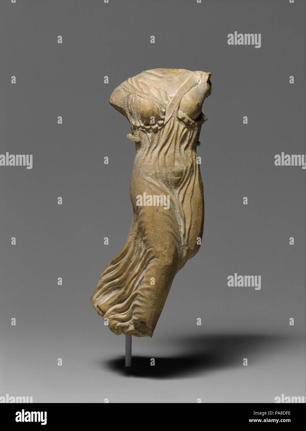 Statuette en terre cuite de Nike, la personnification de la victoire. Culture : le grec. Dimensions : hors tout : 7 x 2 7/8 x 2 3/4 in. (17,8 x 7,3 x 7 cm). Date : fin 5e siècle avant J.-C.. Des représentations tridimensionnelles de Nike, la déesse ailée qui ont donné la victoire à la fois bataille et concours athlétiques, généralement tenter d'évoquer le vol ou le moment de la descente. Cette figure de vol une fois avait des ailes attachées aux fentes dans le dos. Musée : Metropolitan Museum of Art, New York, USA. Banque D'Images