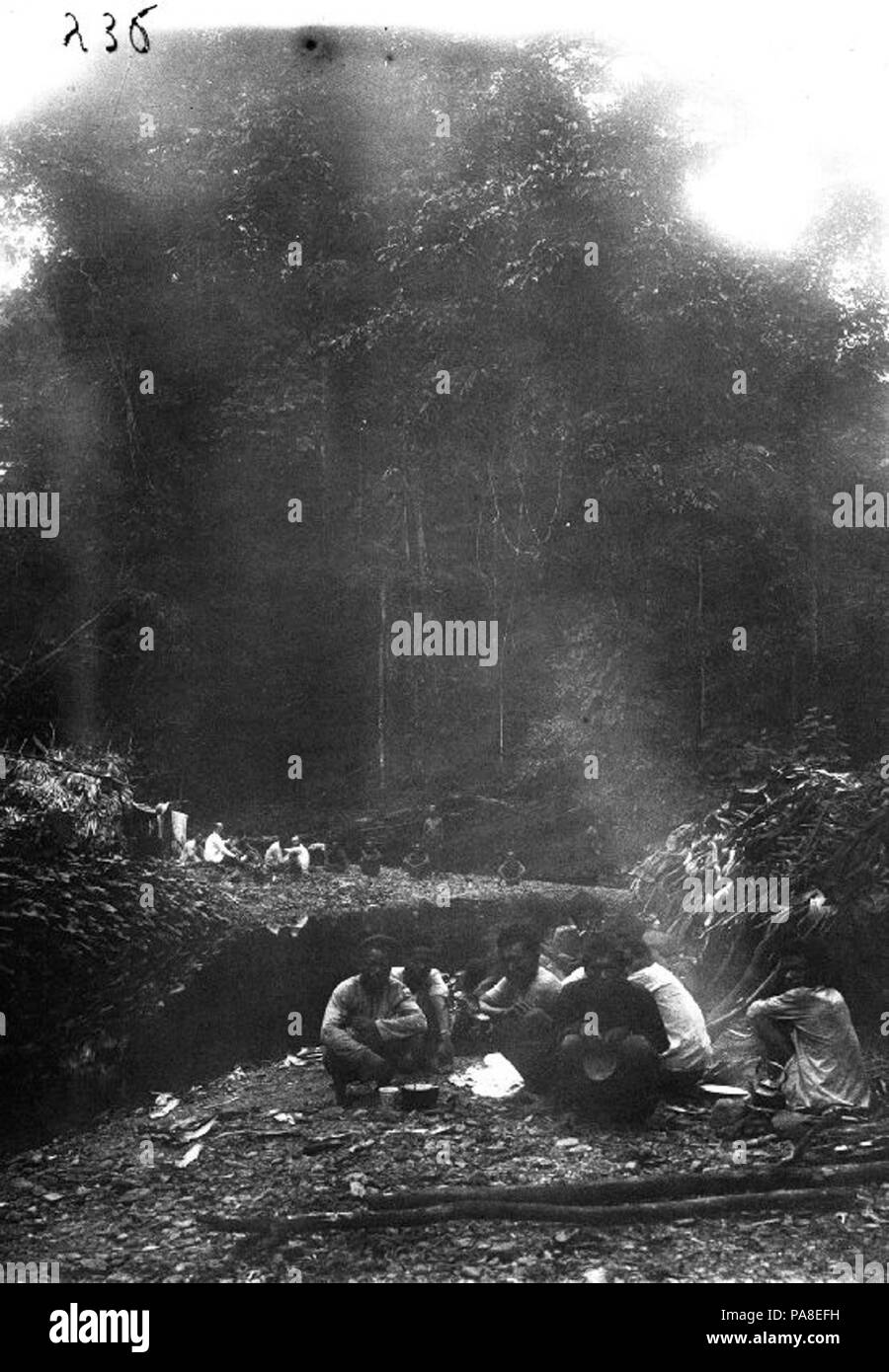 77 Expeditieleden rustpauze een houden op een plek in het oerwo ouvert... - Collectie stichting Nationaal Museum van Wereldculturen - TM-60012045 Banque D'Images