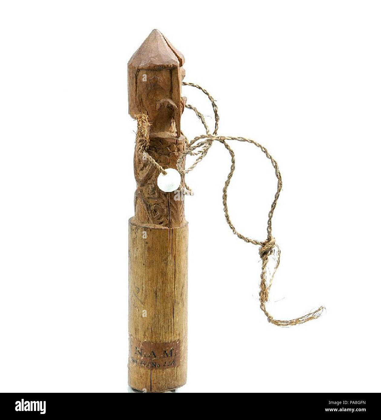 116 Houten amulet waarvan dans korwarfiguur boveneinde het een est gesneden - Collectie stichting Nationaal Museum van Wereldculturen - TM-A-575 Banque D'Images