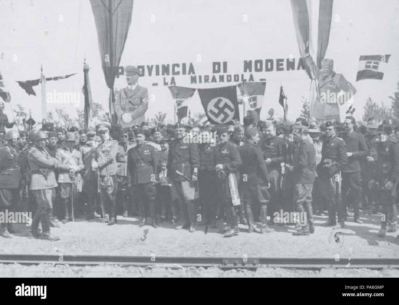 101 Gerarchi fascisti nel 1938 Mirandola une attendono Il passaggio del treno su cui viaggia Hitler Banque D'Images