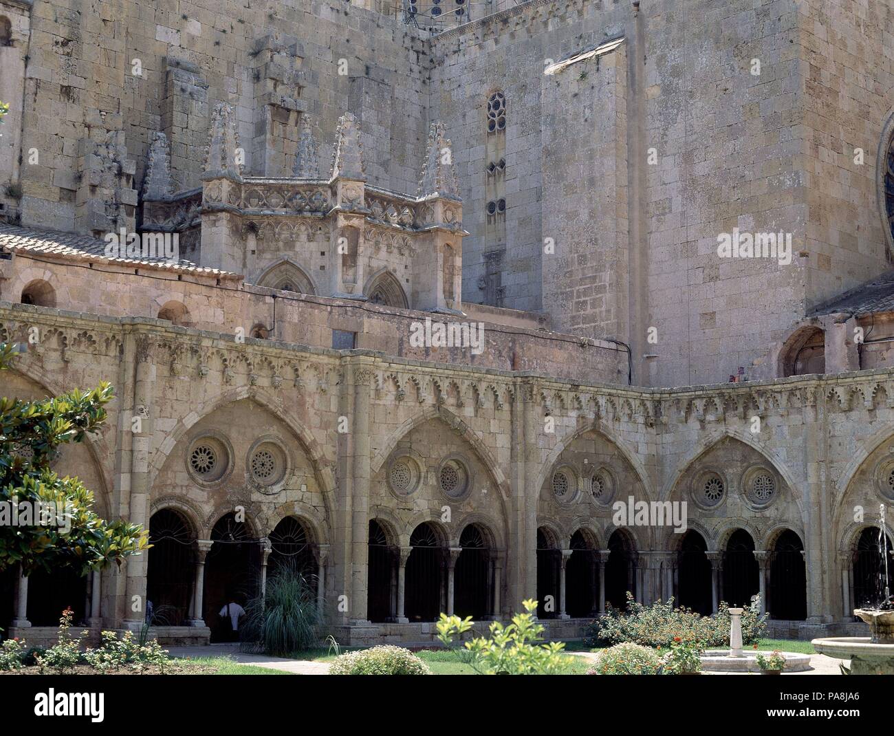 CLAUSTRO DE LA CATEDRAL DE BARCELONA - TRANSICION ROMANICO GOTICO ...