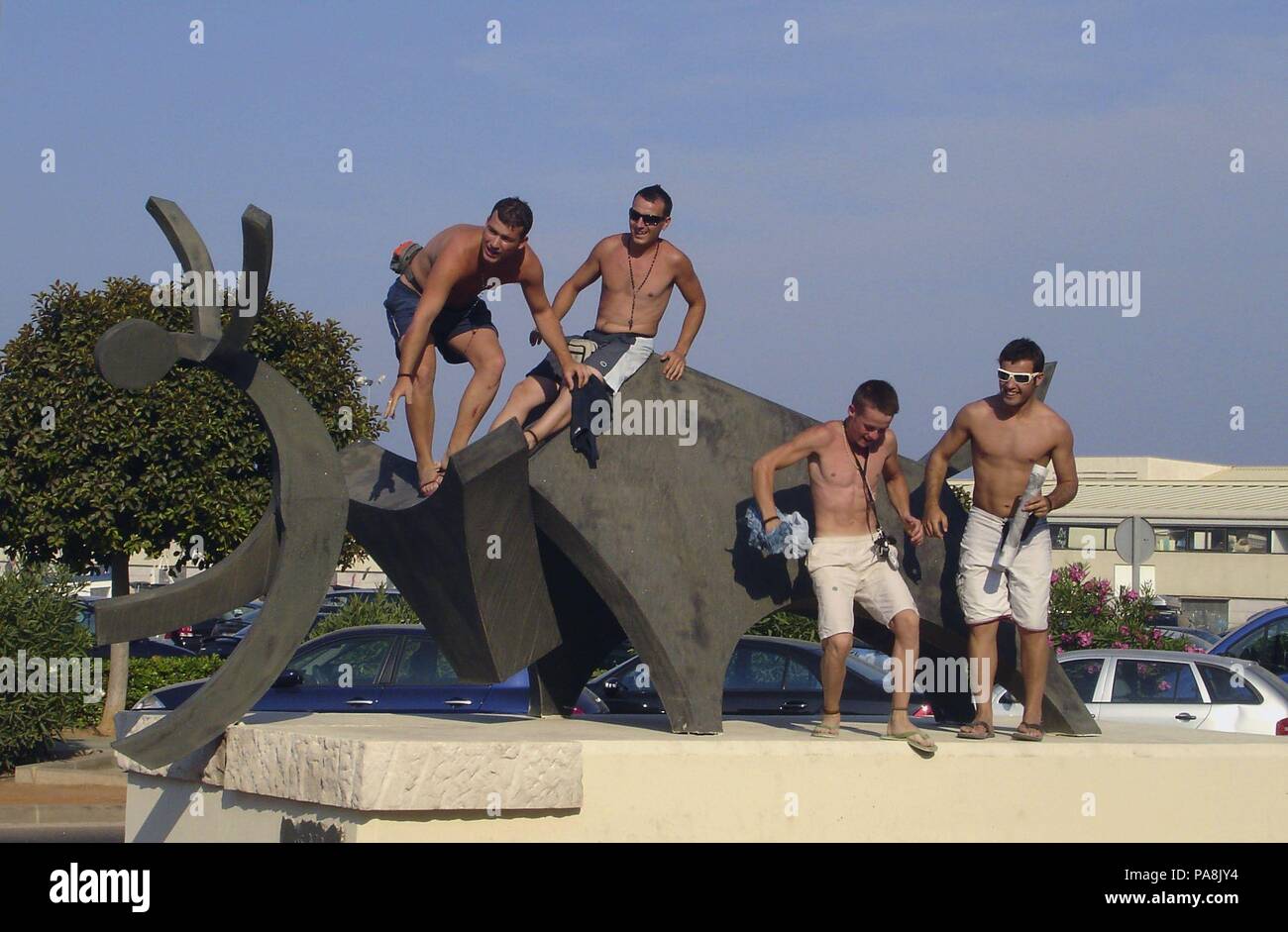 Jóvenes SOBRE EL MONUMENTO A LA FIESTA CONMEMORATIVO BOUS A LA MAR EN LA PLAZA BAIX AL MAR - 1998. Auteur : SART Antonio MARI. Lieu : extérieur, Dénia, Alicante, Espagne. Banque D'Images